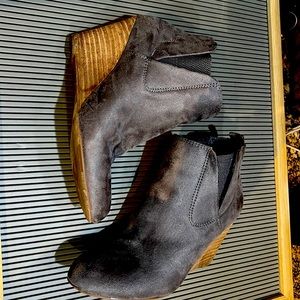 Report Ankle Boots. Size 6. Gray. Suede.